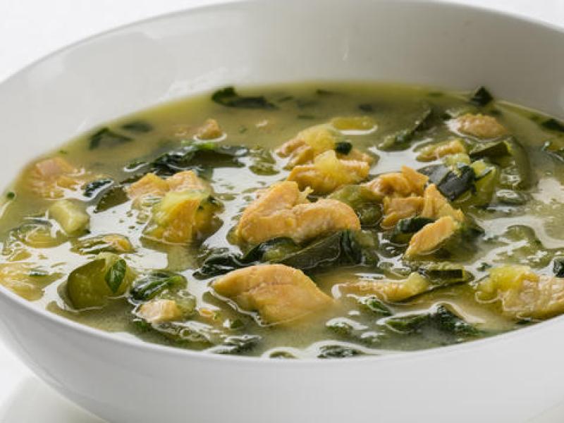 Sopa de verduras y Salmón Noruego fresco con azafrán