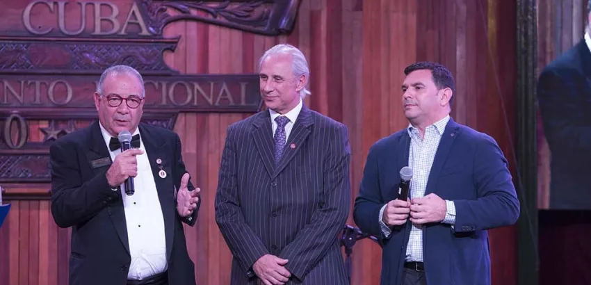 Jose Carlos de Santiago-miembro-de-Honor-Asociacion-de-cantineros-de-Cuba