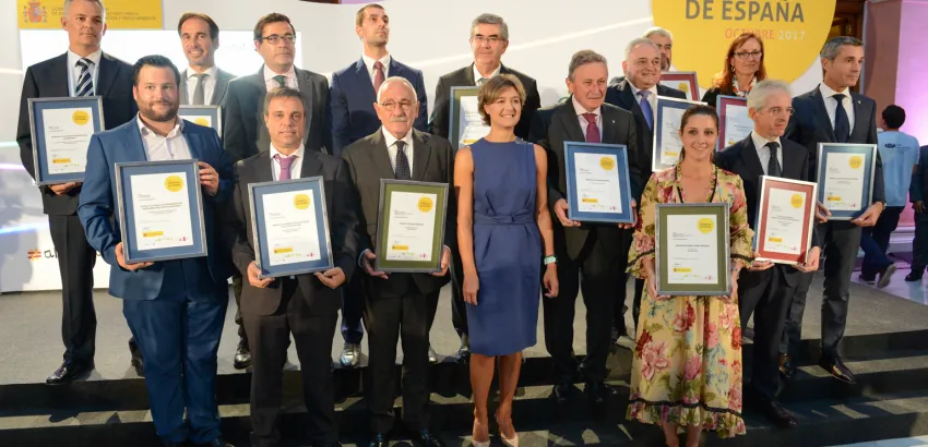 Isabel García Tejerina junto a los premiados