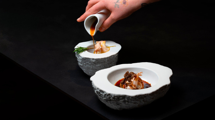 Plato de menú degustación servido en Alquimia-Laboratorio, una de las propuestas de alta cocina asequible incluidas en la selección.