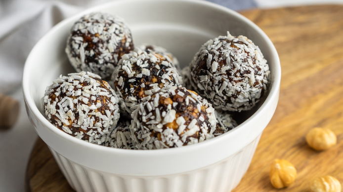 bolitas de frutos secos, coco y canela