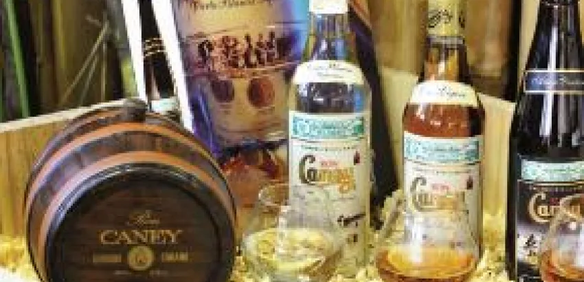 Ron ligero cubano en manos de mujer Ron ligero cubano en manos de mujer