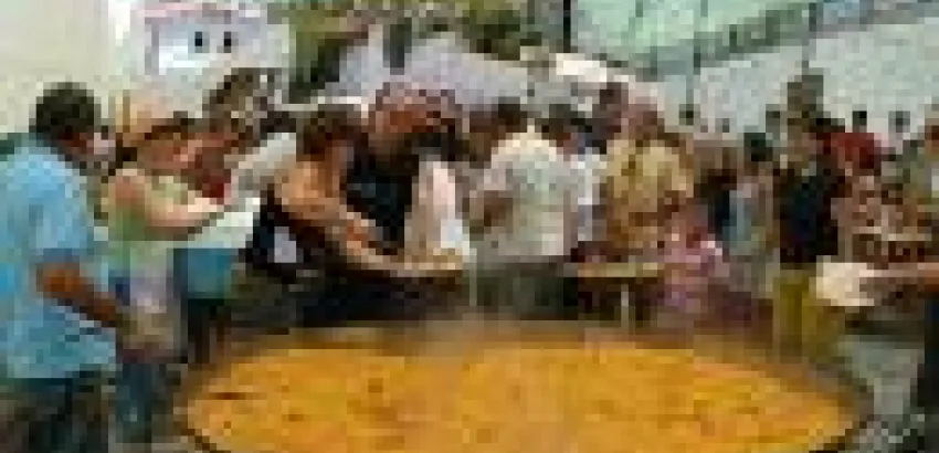 España: Más de 45 000 personas se reunieron en Torremolinos a degustar pescado frito España: Más de 45 000 personas se reunieron en Torremolinos a degustar pescado frito