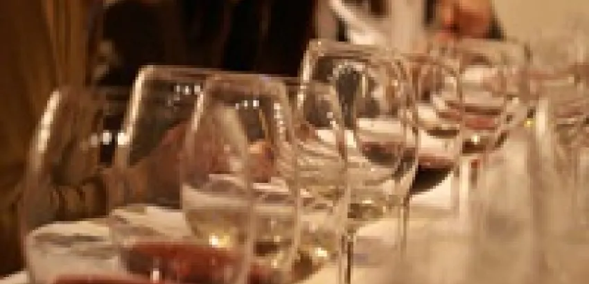 Los españoles consumen más vino en casa que en los restaurantes Los españoles consumen más vino en casa que en los restaurantes