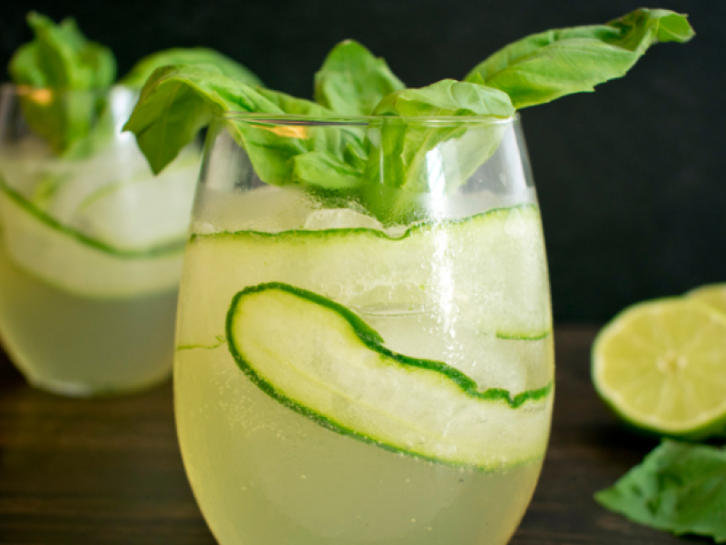 mocktail de pepino y albahaca