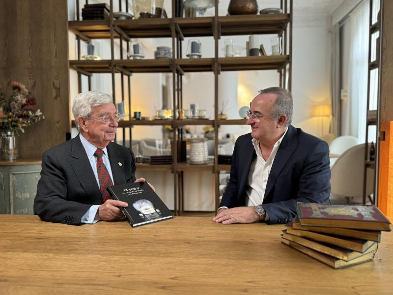 Rafael Ansón con Xavier Pont, presidente de Pastoret, presentando el libro “El yogur en la gastronomía del siglo XXI”. (Foto: Rafael Ansón)