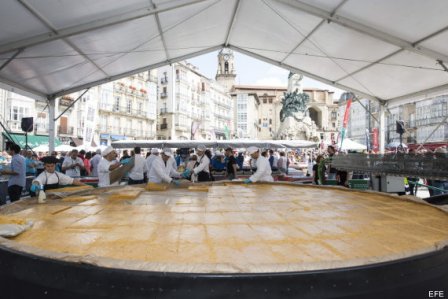 Vitoria cocina la tortilla más grande del mundo en plena calle Vitoria cocina la tortilla más grande del mundo en plena calle
