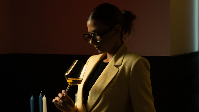 Patricia García sosteniendo una copa de Fino en Rama La Inglesa en un ambiente íntimo y elegante relacionado con el mundo del vino y la sumillería.
