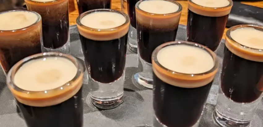 El cóctel Baby Guiness es un preparado de licor de café y crema irlandesa que nada tiene que ver con la mítica cerveza baby guiness