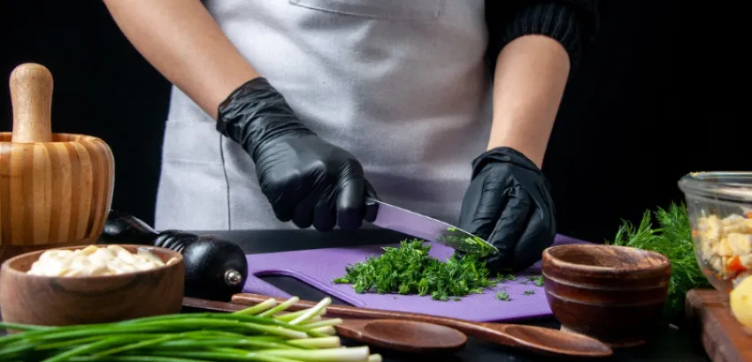 La mujer en la gastronomía iberoamericana mujer cortando verduras
