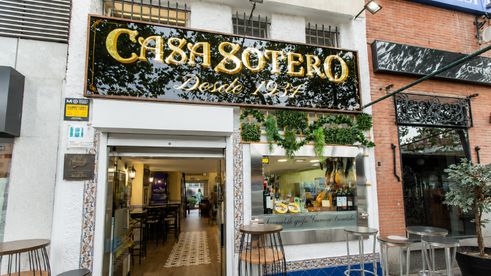 Fachada de Casa Sotero, histórica casa de comidas madrileña fundada en 1934, ubicada en el barrio de Tetuán y reconocida por su cocina tradicional, sus callos a la madrileña y su legado familiar de tres generaciones.
