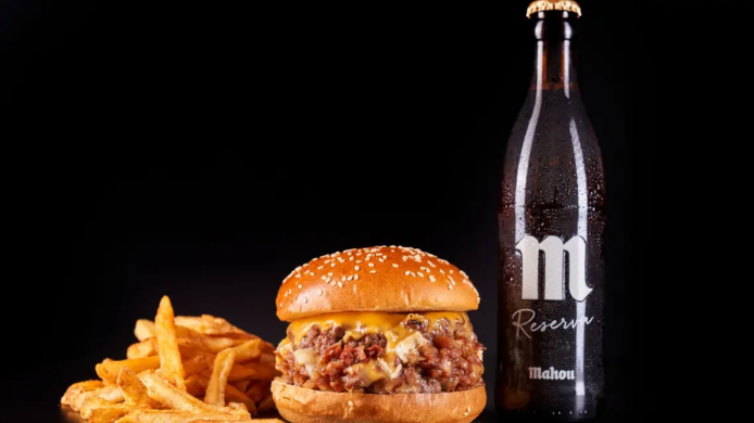 patatas, hamburguesa y cerveza