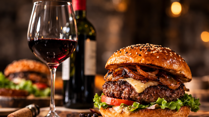 copa de vino  y hamburguesa