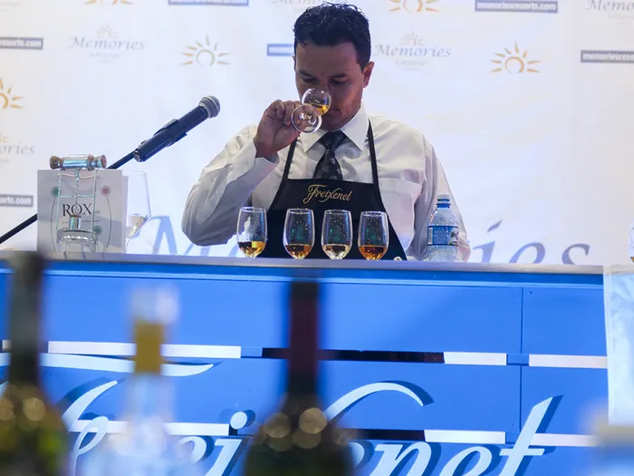 Entre las pruebas sobrepasadas estuvieron: un examen escrito, una exposición teórica de todos los aspectos de una región vitivinícola determinada, el servicio de un vino espumoso y uno tinto con oxigenación, además de la sobremesa, que incluyó el ritual de un Habano. Fotos/Fernando Medina