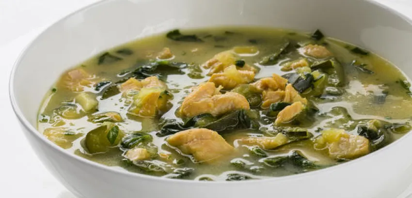 Sopa de verduras y Salmón Noruego fresco con azafrán Sopa de verduras y Salmón Noruego fresco con azafrán