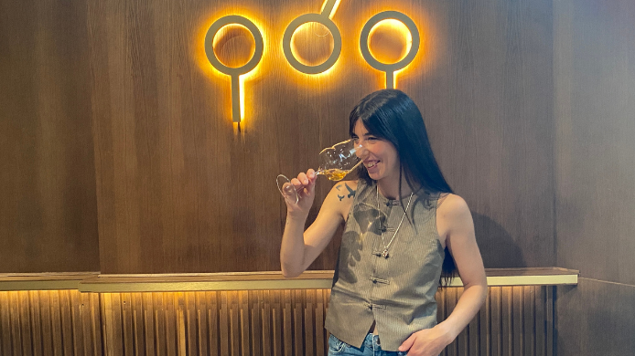 Laila Salas con una copa de vino de Sobajanera en Cólisimo 