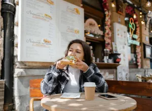 persona comiendo sola