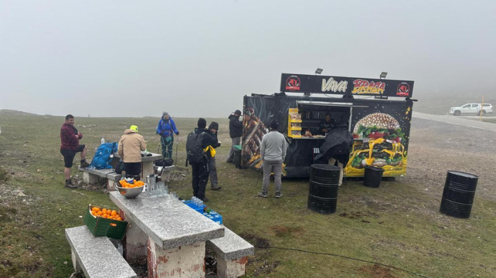 Foodtruck Vaya Brasa en el Alto del Palo atendiendo a peregrinos del Camino Primitivo en Asturias