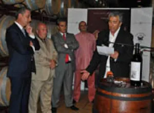 El actor teatral español Francisco Valladares crea una Calle del Arte dentro de una bodega de vinos