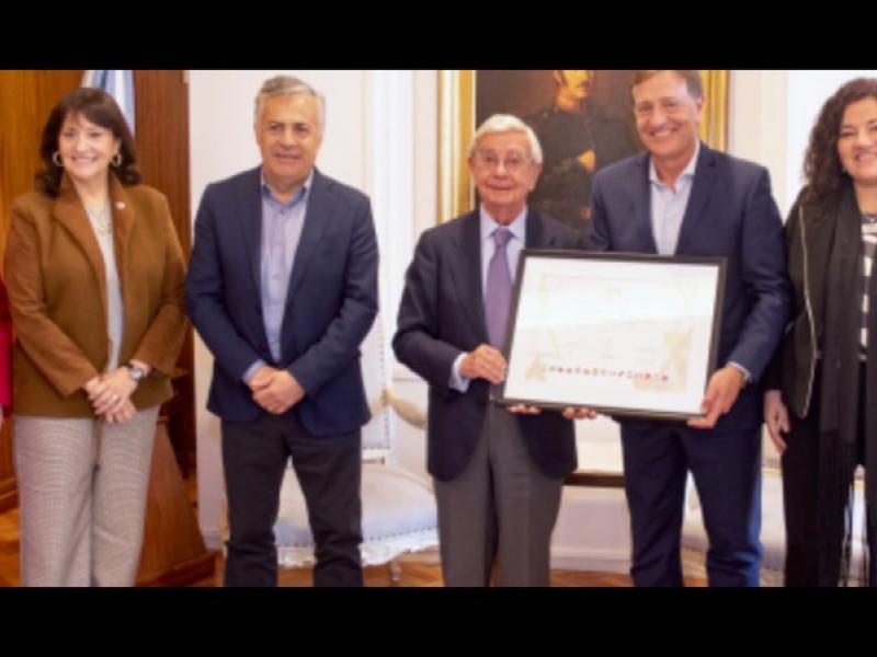 intercambio entre representantes del gobierno de Mendoza y el presidente de la Academia Iberoamericana de Gastronomía, Rafael Ansón Oliart