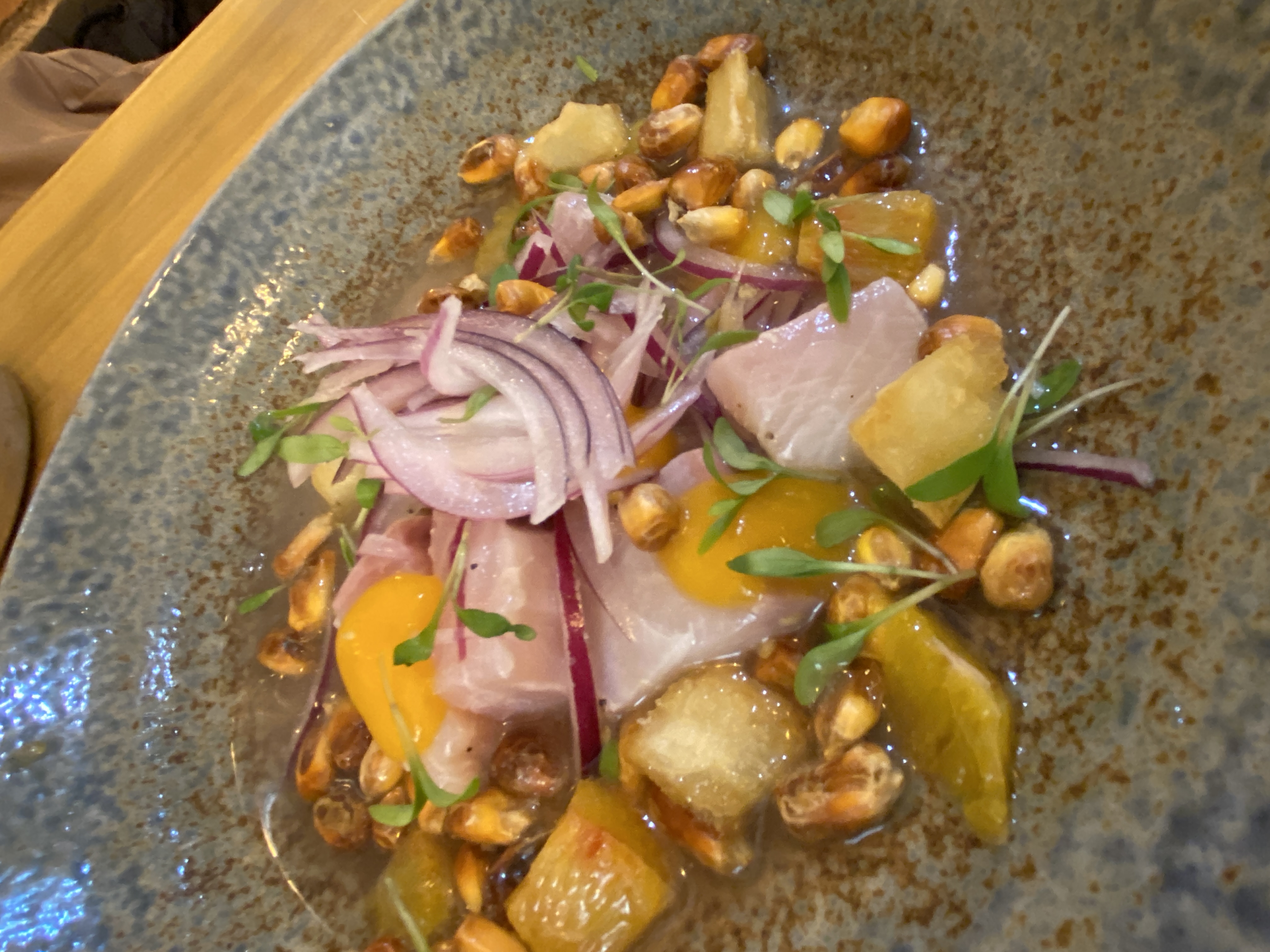 Plato de ceviche pez de limón restaurante Pacto Raíz