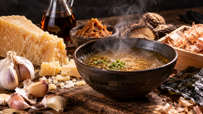 Caldo caliente rodeado de queso curado, ajo, setas, miso, alga kombu y otros alimentos asociados al kokumi y al umami.