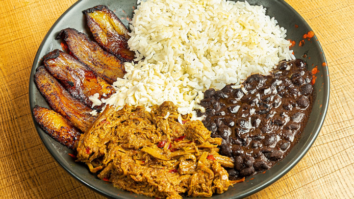 Cocina venezolana en restaurante Apartaco