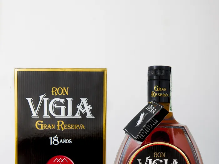 Ron-Vigia-botella-estuche-Tecnoazucar