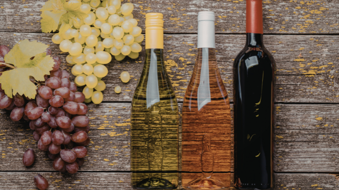 Uvas y botellas de vino