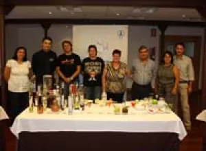 Los productos amparados por Aguardientes y Licores tradicionales de Galicia protagonizan una demostración de coctelería