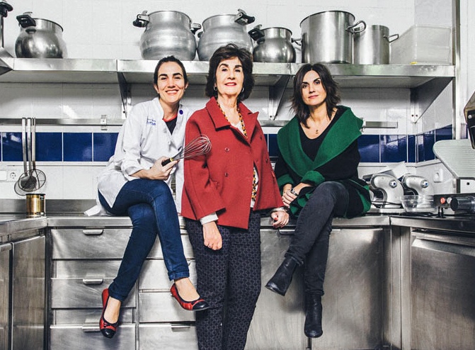 Isabel Maestre junto a sus hijas, Marta e Isabel Cárdenas.