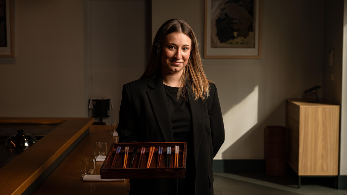 Laura Peregrina sosteniendo una bandeja de utensilios de servicio
