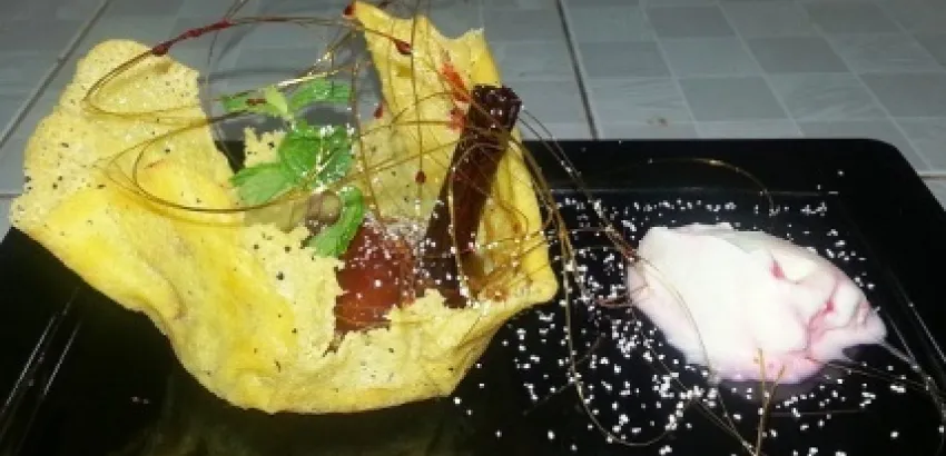 Tulipas de queso rellenas con frutas en almíbar y queso crema