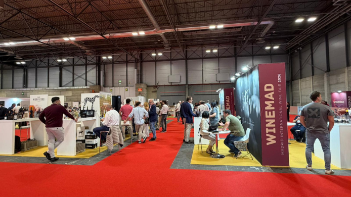 Vista general de la feria WINEMAD 2026 en IFEMA Madrid, con expositores, compradores internacionales y profesionales del sector vitivinícola desarrollando reuniones comerciales y actividades de networking.