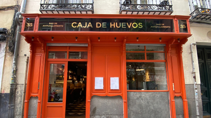 Fachada de Caja de Huevos, el nuevo bar de Enrique y Carlos Valentí en la calle Pelayo de Chueca, Madrid.