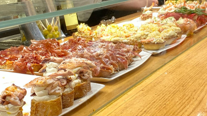 Pintxos y tapas en una barra de San Sebastián