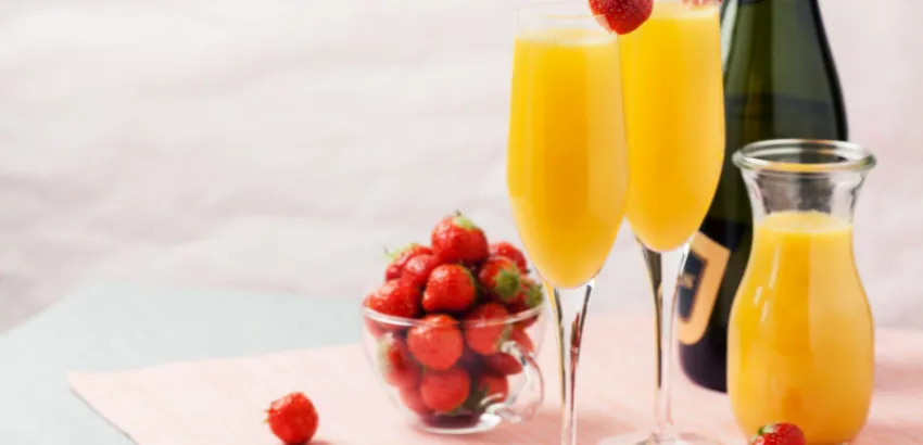 Mimosa, cóctel a base de cava acompañado con fruta fresca cócteles con cava mimosa