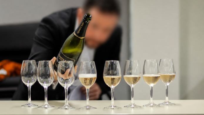 Sumiller profesional analizando varios vinos espumosos durante una cata técnica, en una prueba de evaluación especializada en Champagne, Cava y otros grandes espumosos internacionales.