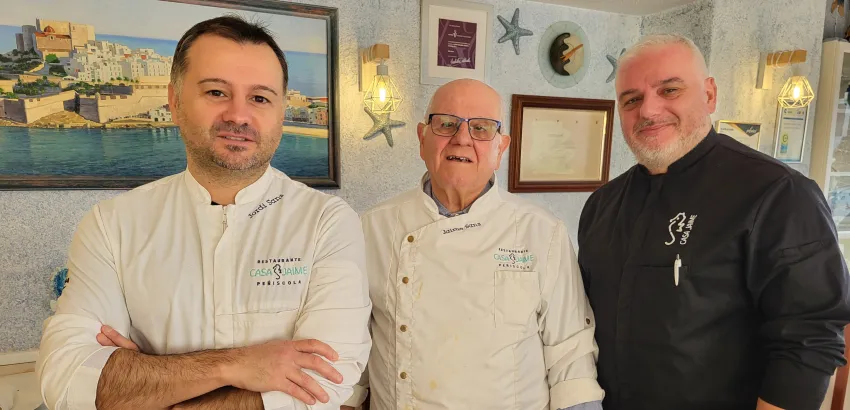 Foto Nº 1,- Jaime Sanz (padre); y Jaime y Jordi (hijos), en su restaurante Casa Jaime, de Peñiscola.
