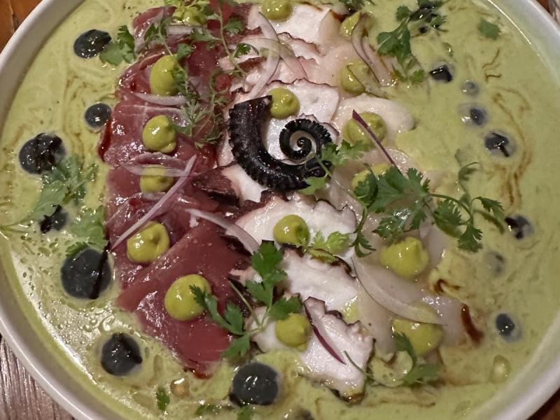 Pulpo y atún rojo marinados en salsa de leche de tigre al coco