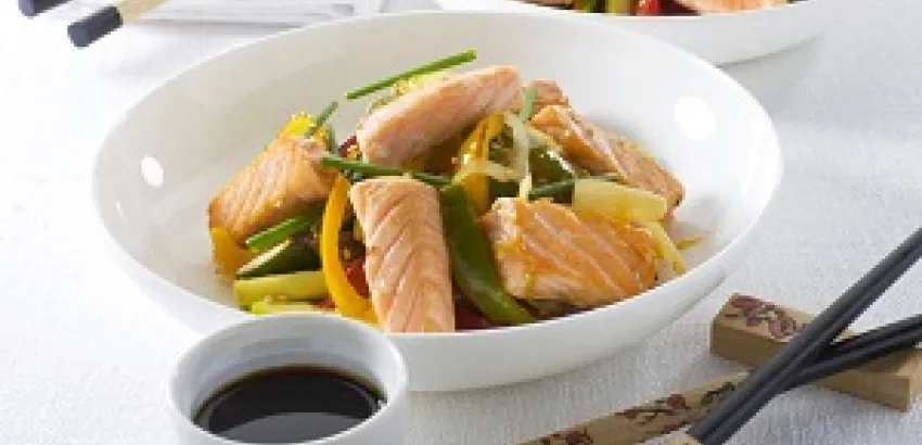 Salteado de Salmón Noruego fresco y verduras Salteado de Salmón Noruego fresco y verduras