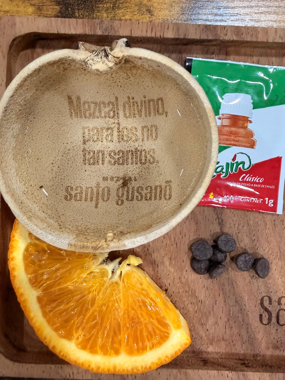 Al juntarse con alimentos ácidos o amargos, el sabor del mezcal se suaviza