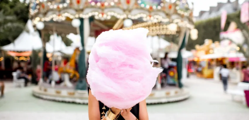 Algodon de azúcar en una feria de atracciones algodon azúcar feria