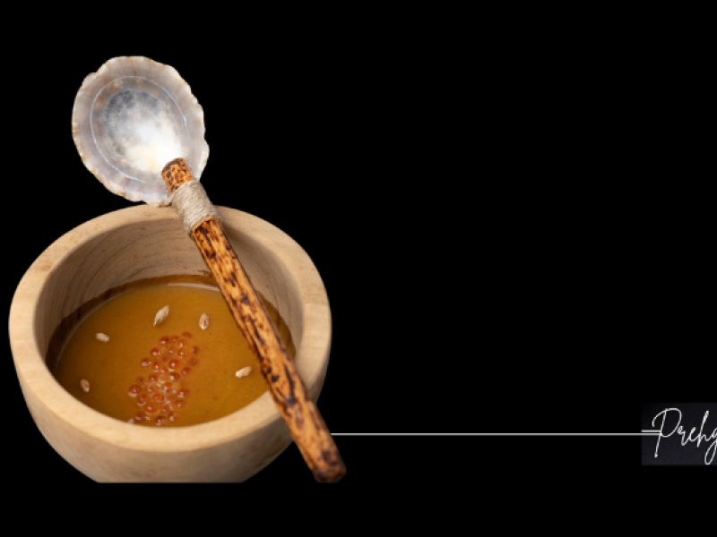 Crema de salmón con huevas de trucha del menú inspirado en la Prehistoria de Ronquillo en Cantabria