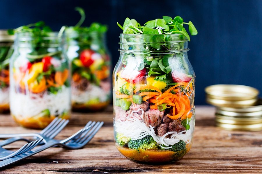 tendencias de alimentación-2018-jar-salad 