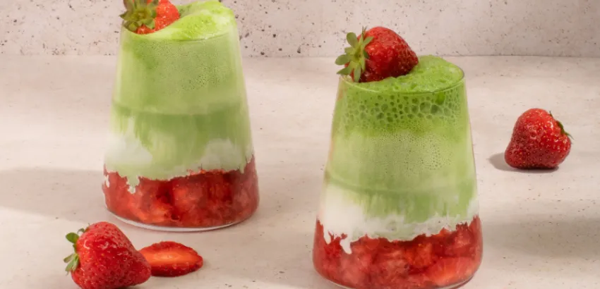 Té matcha con fresas