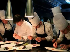 Los chefs Michelin defienden tener becarios sin cobrar: “Para ellos es un privilegio”
