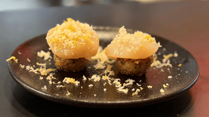 Plato de menú degustación servido en BisAvis Barcelona