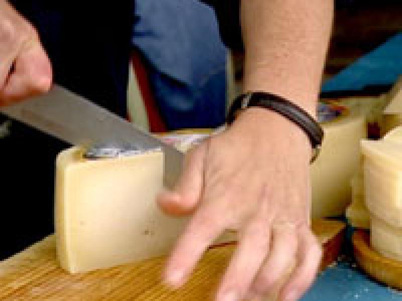 Los españoles dedican casi el cuatro por ciento de su dinero a queso