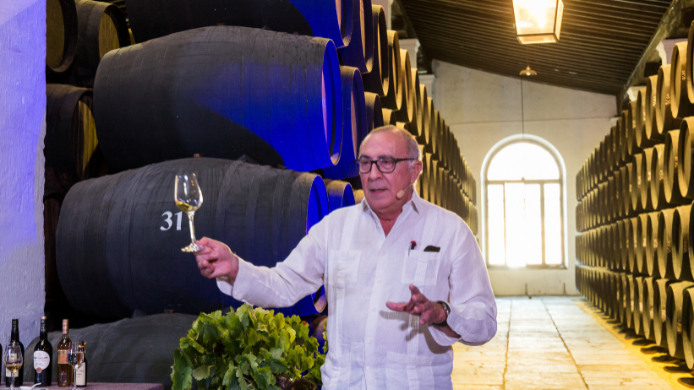 Antonio Flores, enólogo y master blender de González Byass, dirige una cata en una nave de crianza rodeado de botas de Jerez durante una sesión formativa de Sherrymaster by Tío Pepe.